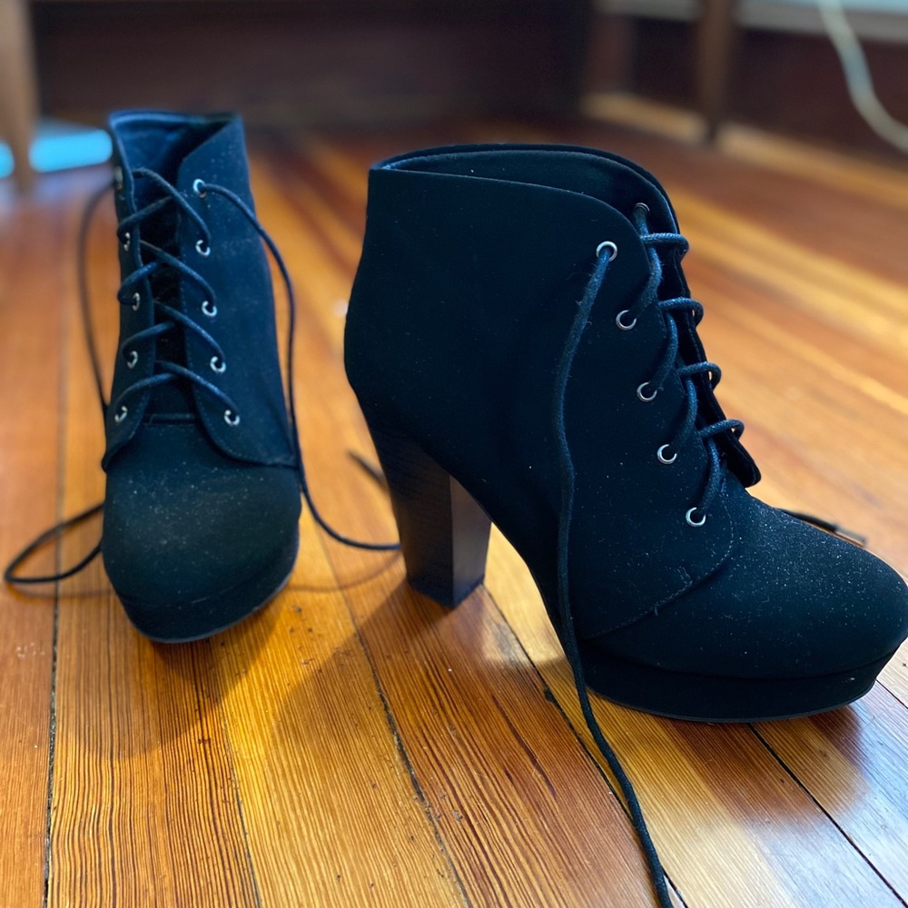 Beautiful faux suede black platform booties. Sz8.5
